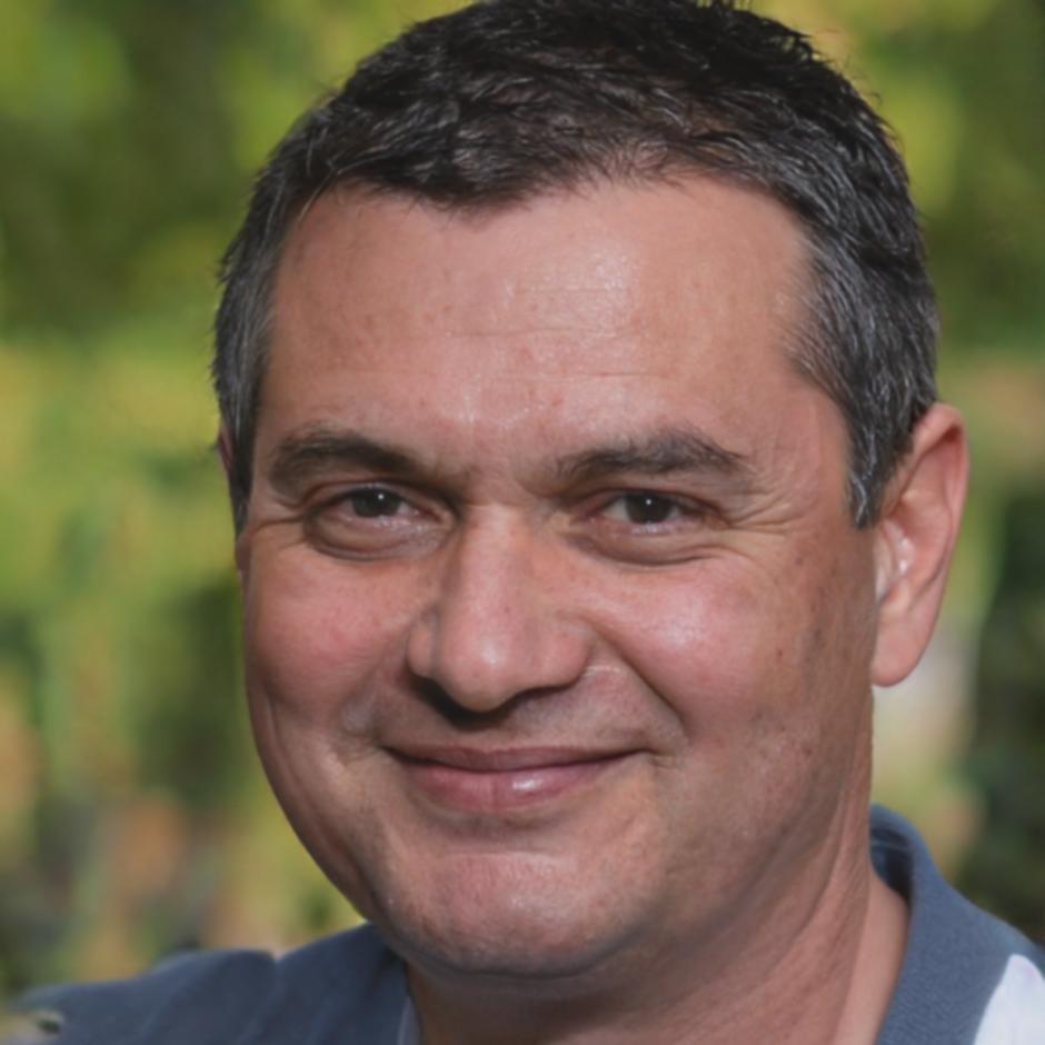 Financial education instructor with practical teaching approach